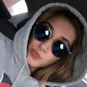 Meet your Posher, Olivia